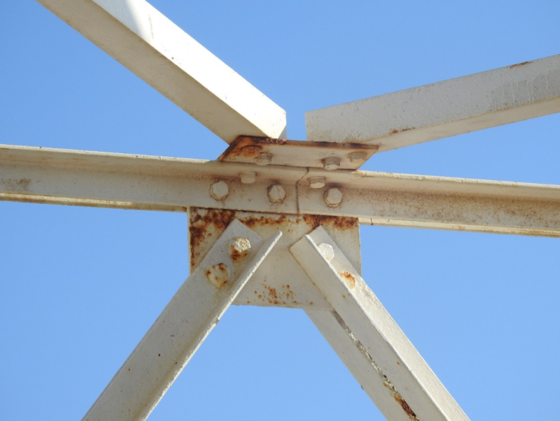 Foto 5 –Traliccio metallico in zona costiera – Dettaglio costruttivo collegamento diagonali – Corrosione localizzata a causa di ritenzione di acqua e cloruri