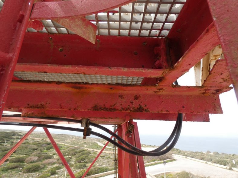 Foto 7 –Traliccio metallico in zona costiera – Corrosione su profilo UPN di un ballatoio intermedio. Dettaglio costruttivo non raggiungibile in operazioni di ripristino del trattamento anti-corrosione